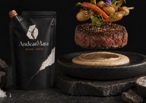 Envase Andean Mara Salt junto a un plato gourmet
